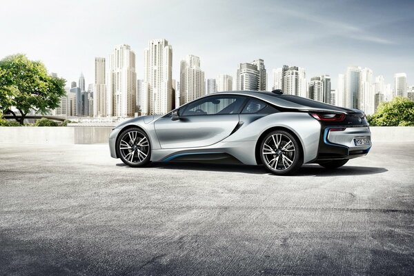 BMW I8 desktop wallpaper on the background of a sunny city