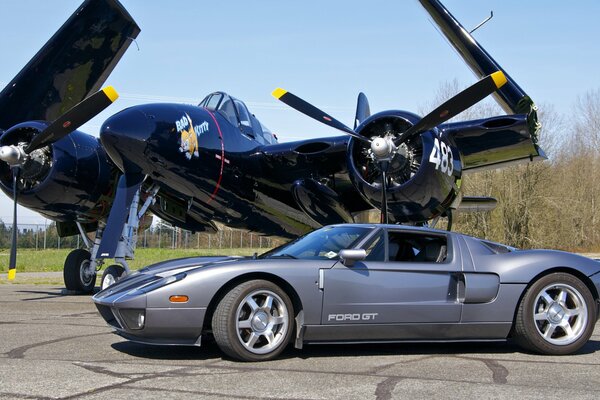 Supercar gris sur fond de combattant à l aérodrome