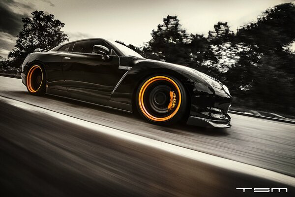 Nissan GTR negro con discos amarillos