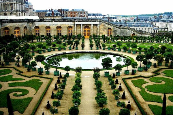 Jardín de Versalles francés en el patio