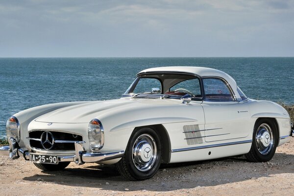 Mercedes Vintage en el fondo del mar furioso