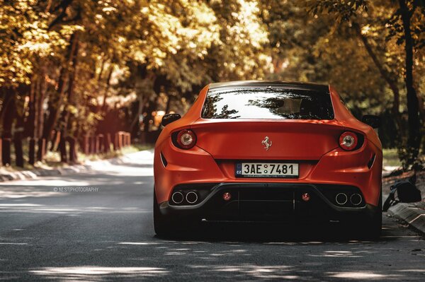 Ferrari auf den Straßen Serbiens. Schön