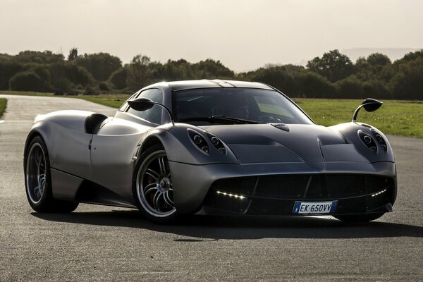 Elegancki supersamochód pagani huayra (wiatr.)