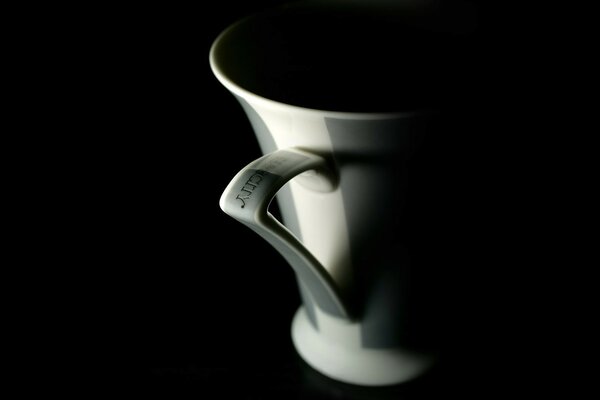 Taza de café negro sobre fondo negro