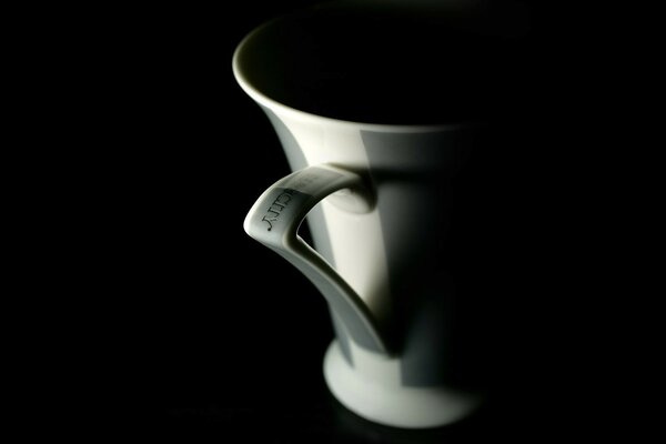 Tasse de café noir sur fond noir