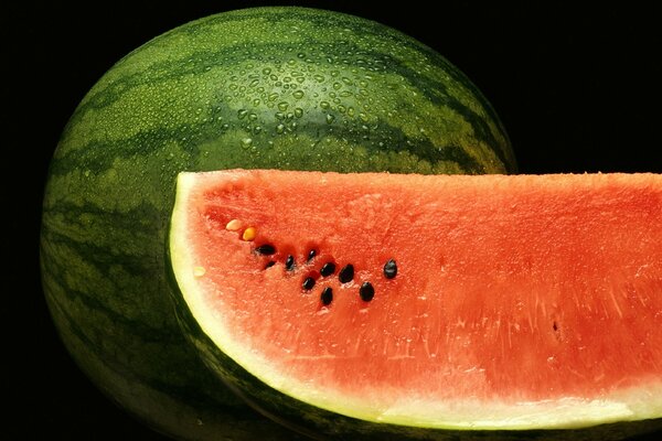 Halbes Wassermelonenpulpe mit Knochen