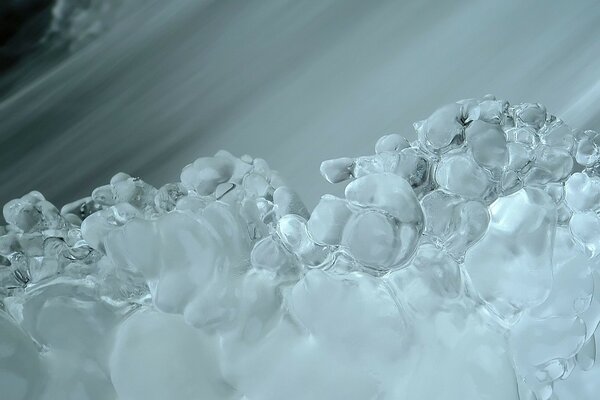 Les granules de glace transparente fondent
