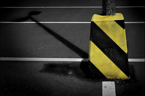 Road sign with black and yellow lines