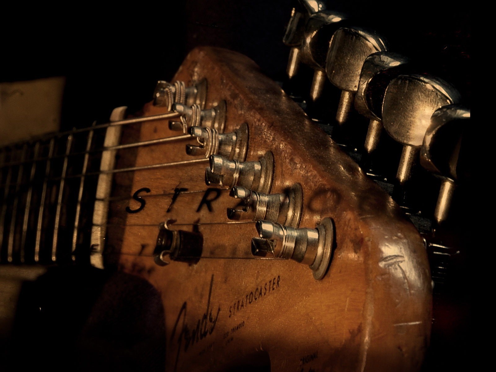 cuerdas guitarra madera