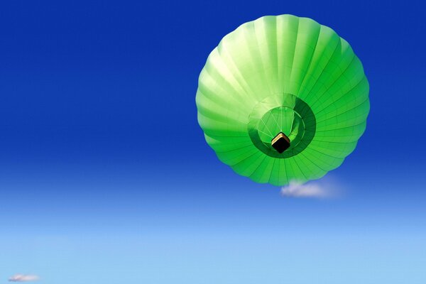 Зелёный воздушный шар на фоне голубого неба