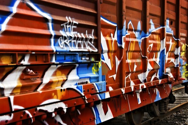 Graffiti en el tren y los vagones de trigo sarraceno
