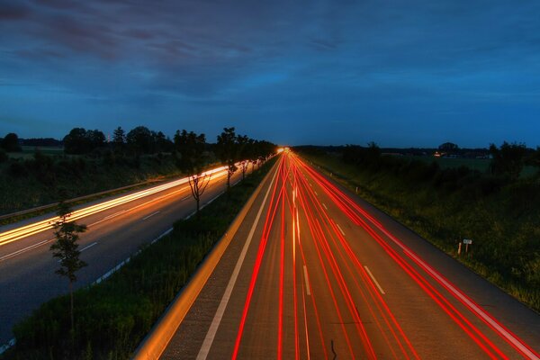 Camino con marcas brillantes bajo el cielo nocturno