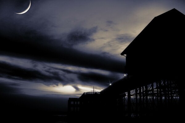 Haus am Pier in der Nacht während des jungen Monats