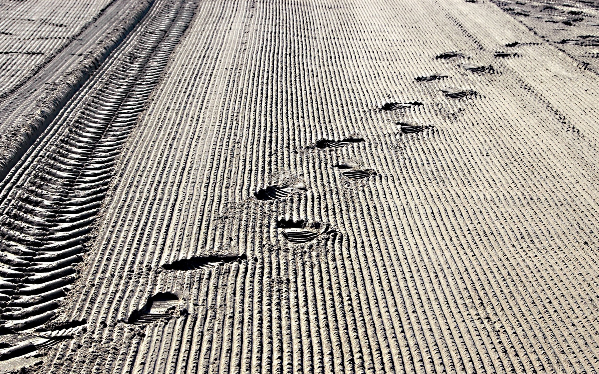 border strip traces sand