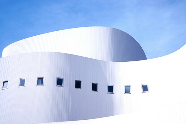 Un edificio bianco come la neve con curve aggraziate