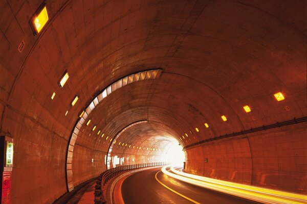 Luces brillantes del túnel y del camino