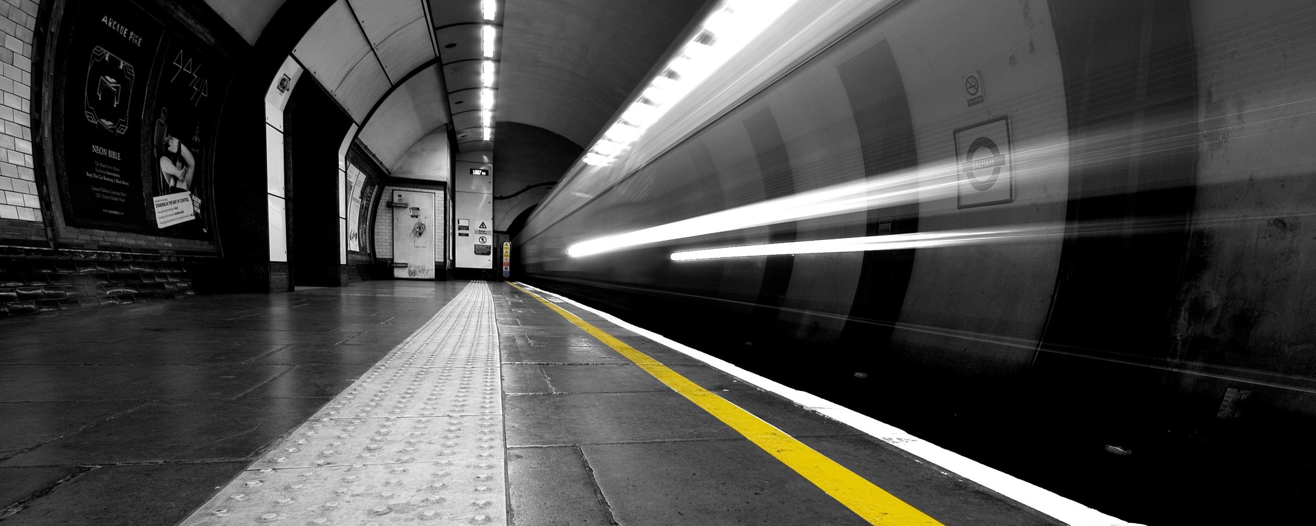 u-bahn tunnel schwarz und weiß