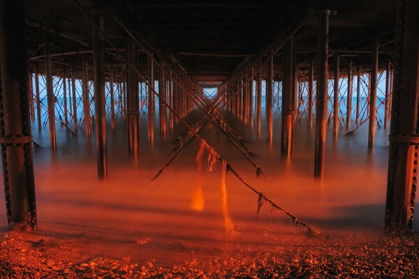 Chantier abandonné à la lumière du coucher de soleil