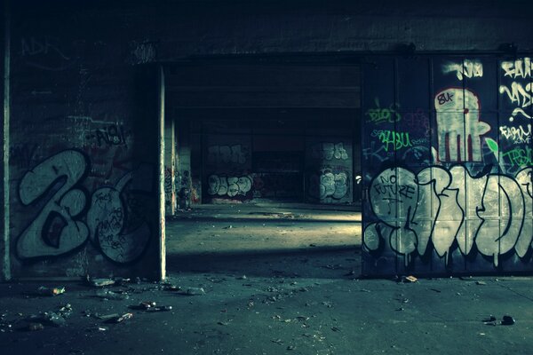 Edificio abandonado, graffiti en la pared