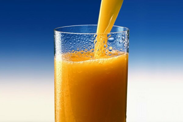 Апельсиновый сок оранжевого цвета в стакане