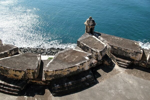 Fortificazioni lungo la riva del mare di pietre