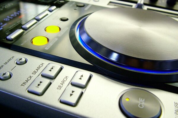 El DJ ajustará los platos giratorios para jugar la música