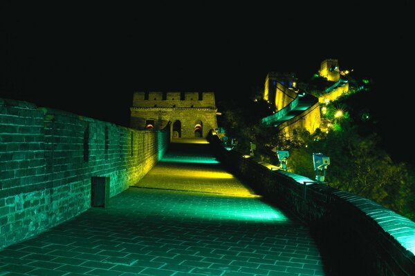 Grande muraglia cinese con illuminazione notturna