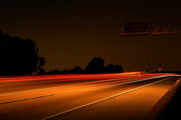 Pista de noche vacía en las luces