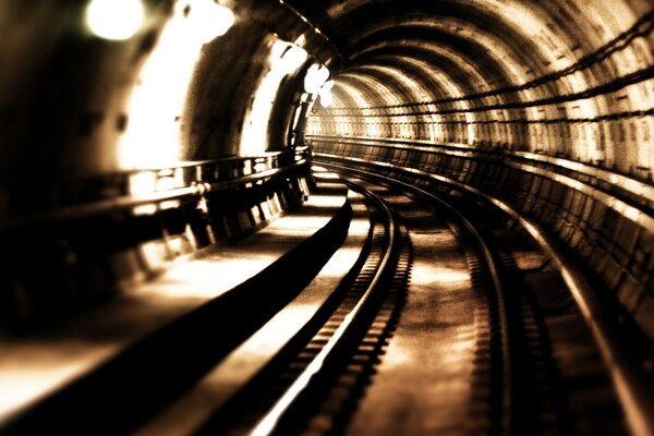 Foto retrò delle rotaie del tunnel in uscita