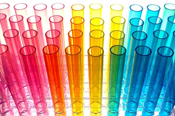 Frascos y tubos en color del arco iris