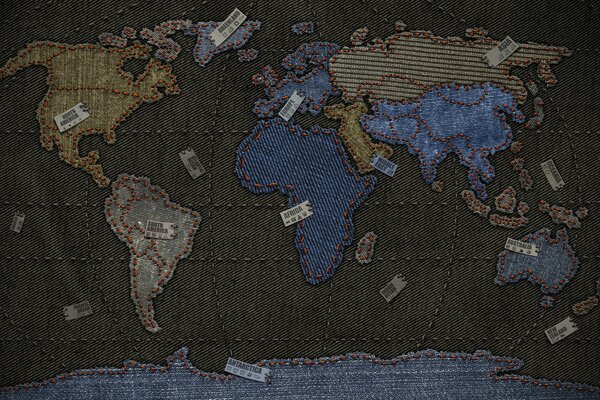 Необычная карта мира из джинсовой ткани с ярлычками