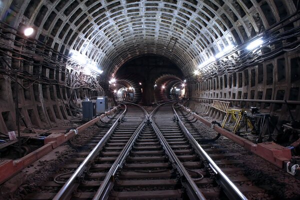 Túneles muy oscuros en el metro de Moscú