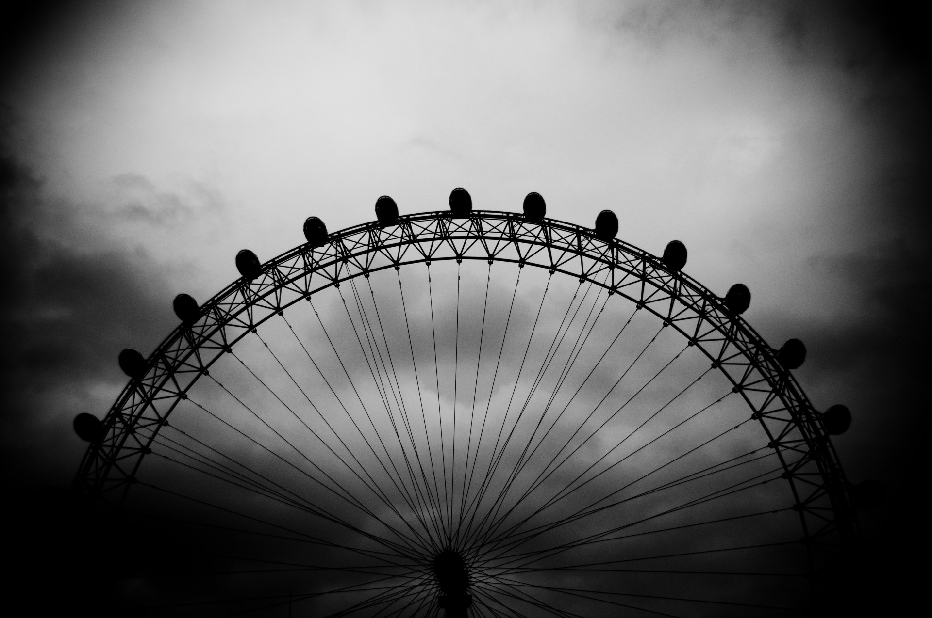 czarno-biały london eye niebo