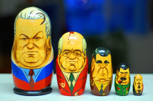 Cuatro Matryoshka del presidente sobre la mesa