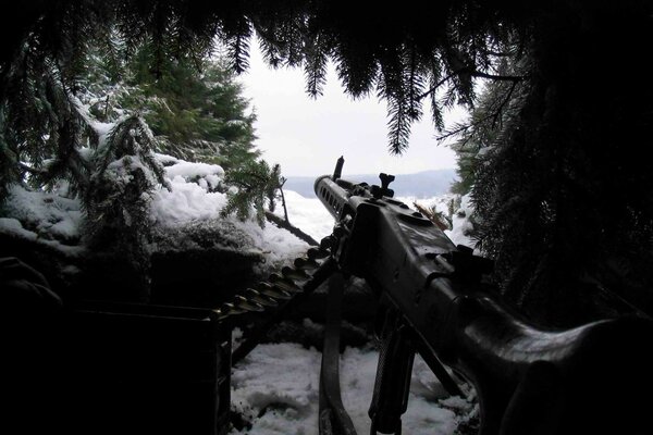 Imboscata in una foresta innevata con una mitragliatrice MG-42