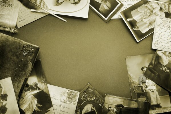 Sur la table se trouvent de vieilles photos en noir et blanc