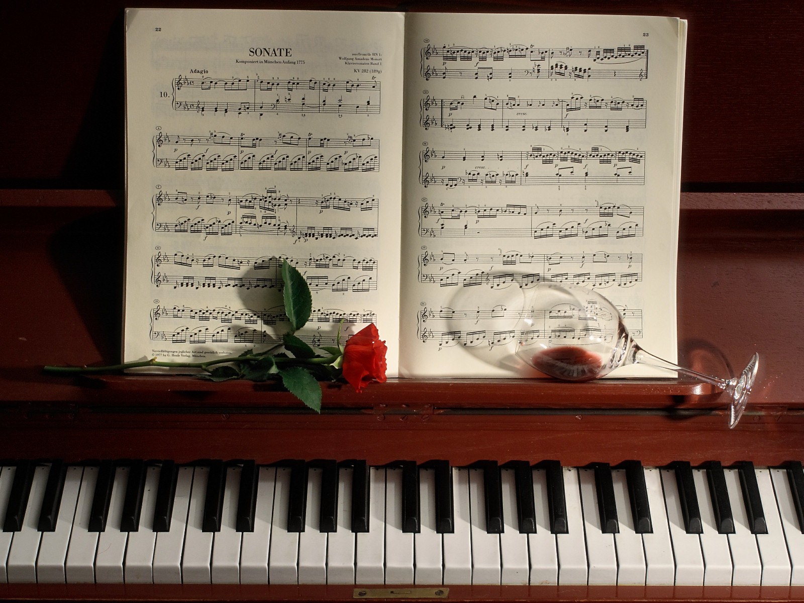 piano música rosas vidrio