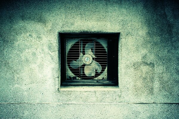 Ventilateur cassé sur les ruines de la chapelle