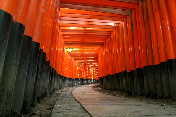 Templo en Japón de madera pintada de rojo y negro