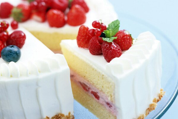 Kuchen mit Erdbeeren und Blaubeeren