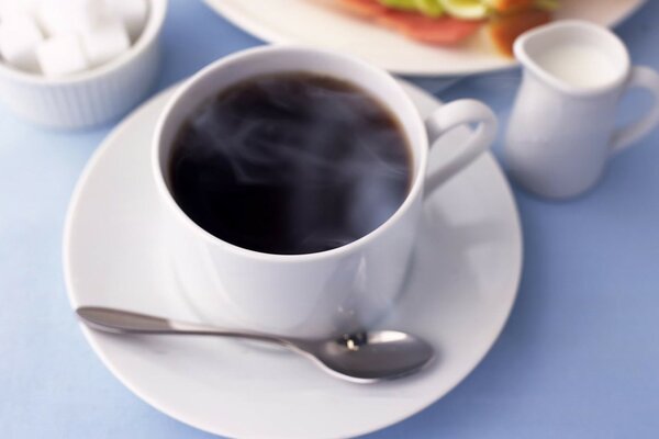 Tasse de café parfumé dans une tasse blanche sur la table