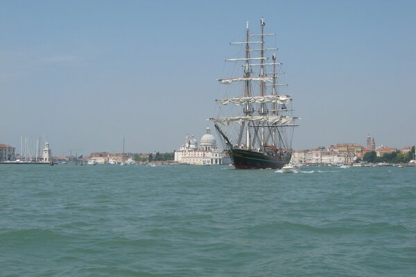 Un barco de vela en el contexto de una ciudad italiana