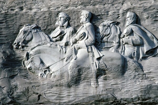 Escultura en blanco y negro en la roca con los presidentes en la Plaza