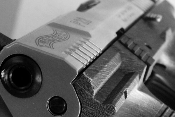 Foto en blanco y negro de una pistola cerca