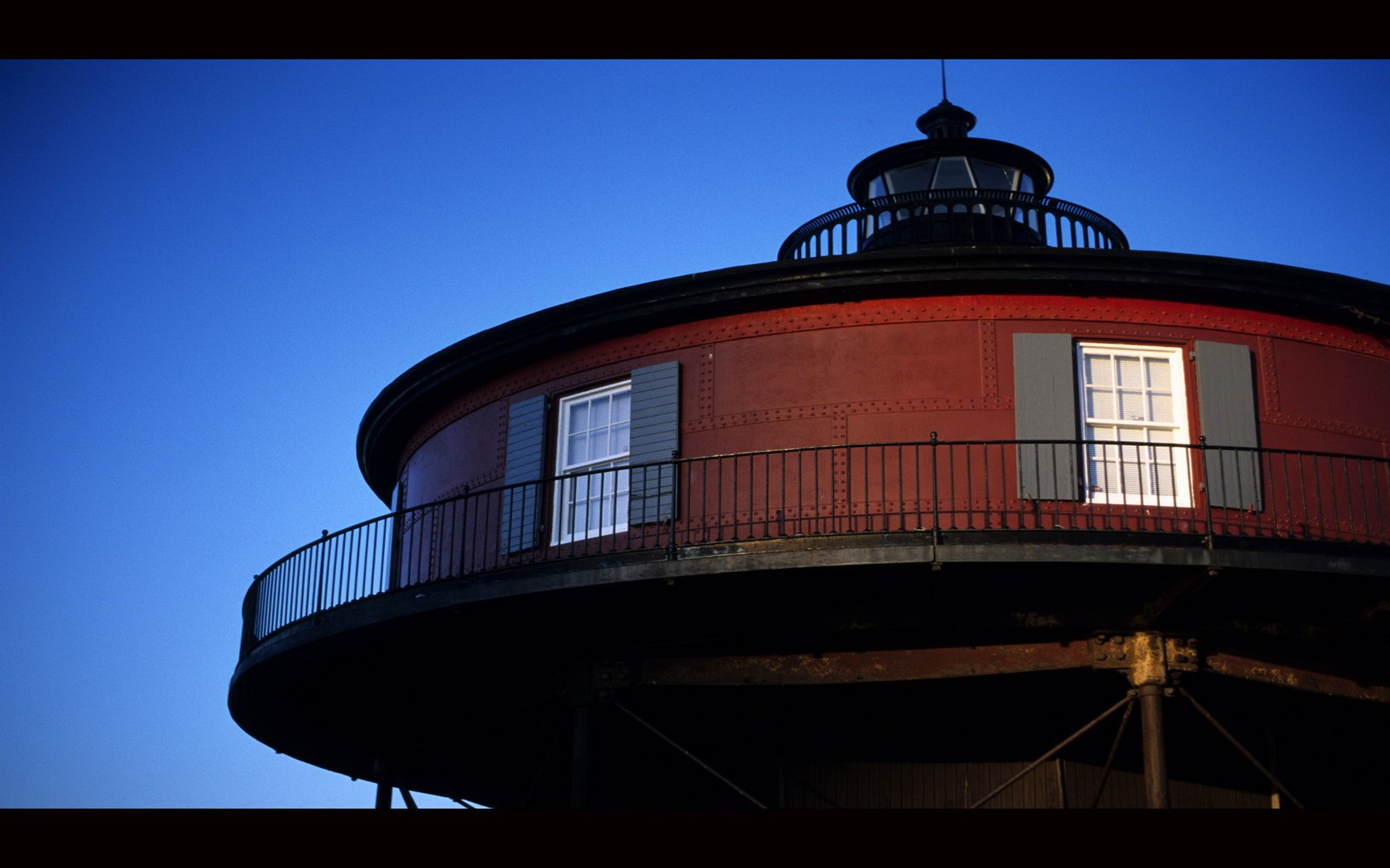 phare rouge rond fenêtres