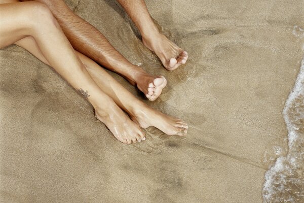 Hommes et femmes pieds sur la plage