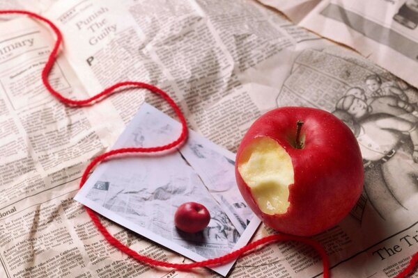 Manzana cransoe en el fondo del periódico