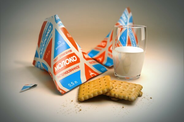 Eine Packung Milch und Kekse aus der Kindheit