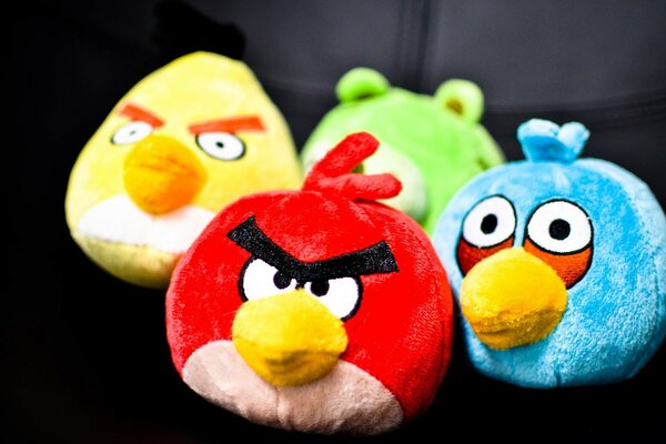 Angry Birds sobre fondo negro