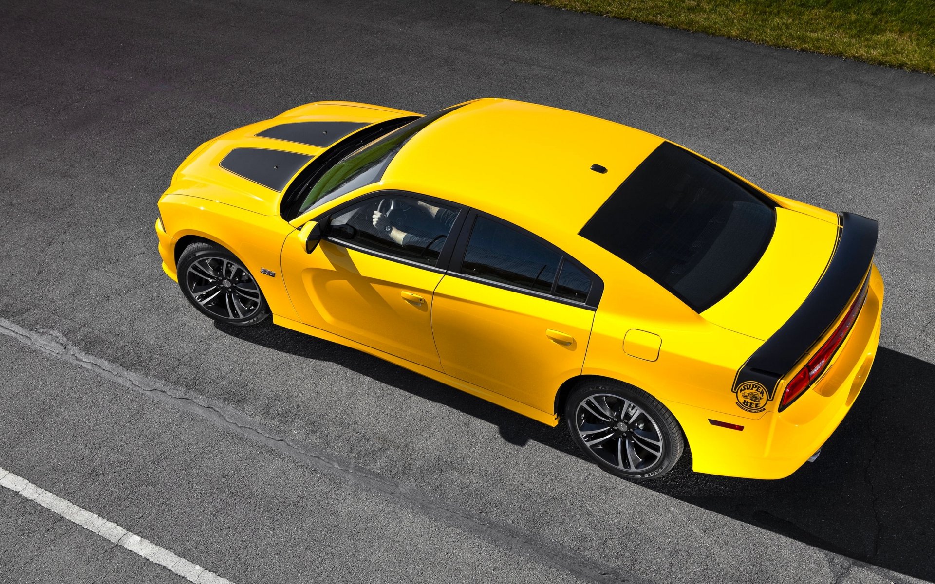 esquivar cargador srt8 super bi amarillo auto vista superior dodge asfalto